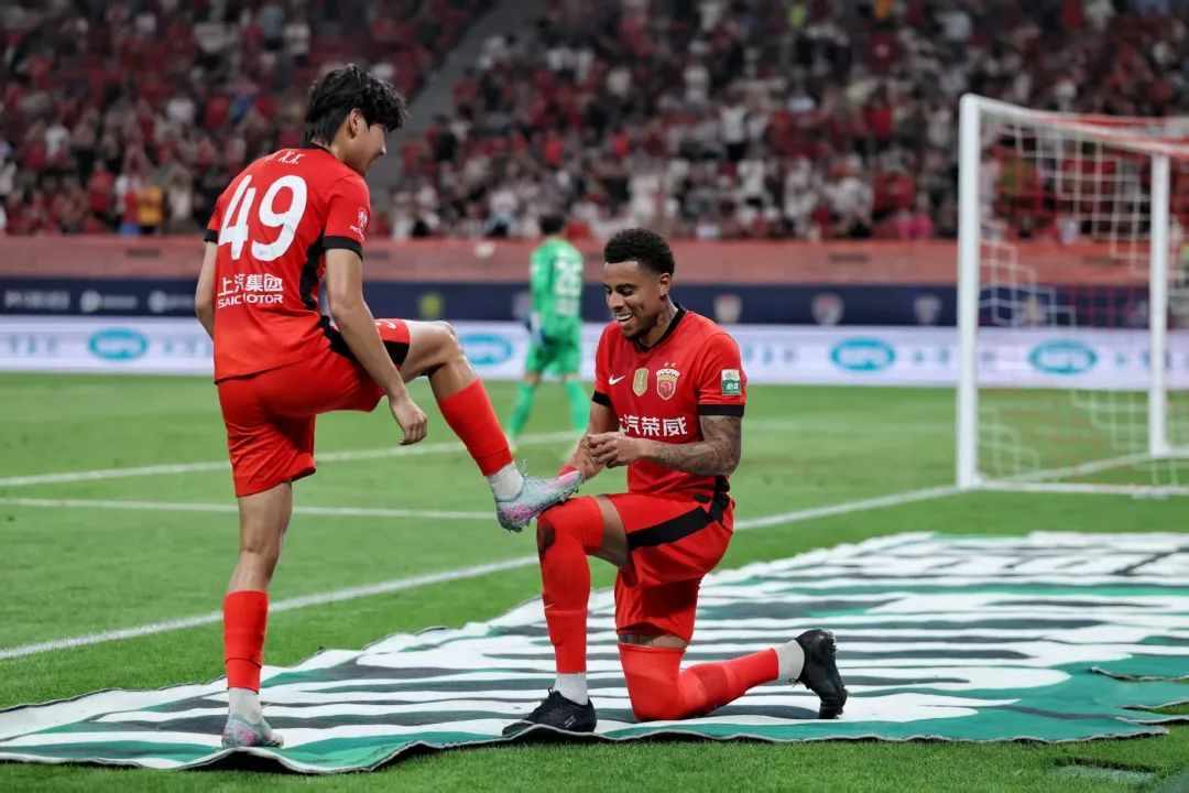 南宫入口 -英超倒计时；上海海港关键时刻调整名单；细节引发关注；赛场秩序良好；控场能力受关注 